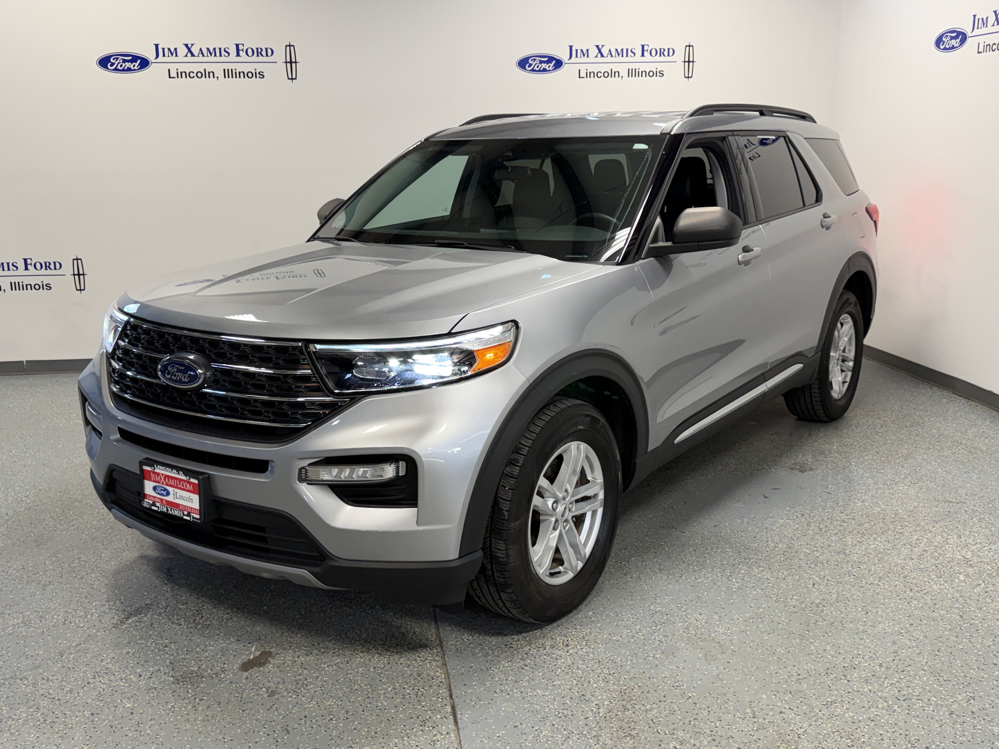Used 2024 Ford Explorer XLT w/ Equipment Group 202A AWD/4WD image 3