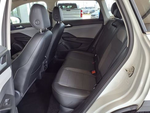 Used 2022 Volkswagen Taos SE FWD image 14
