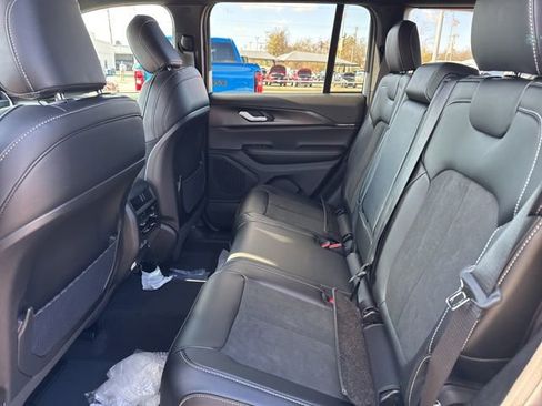 New 2025 Jeep Grand Cherokee Altitude image 12