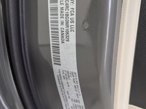 Used 2022 Chrysler Pacifica Touring-L FWD image 32
