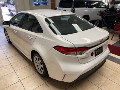 Used 2023 Toyota Corolla LE FWD image 3