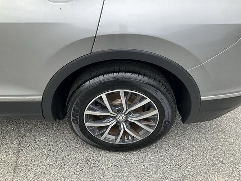 Used 2020 Volkswagen Tiguan SE w/ Panoramic Sunroof Package image 11