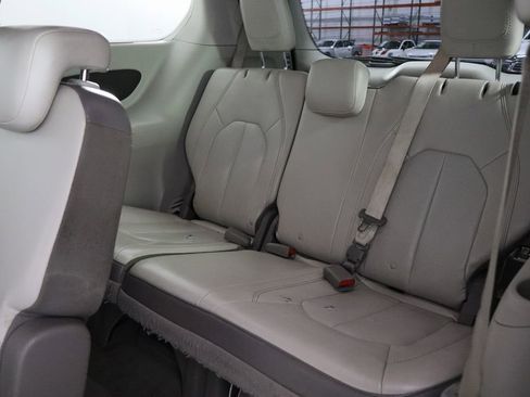 Used 2018 Chrysler Pacifica Touring-L FWD image 17