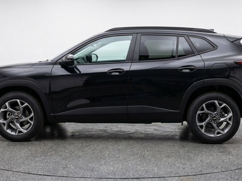 Used 2025 Chevrolet Trax LT w/ LT Convenience Package FWD image 5