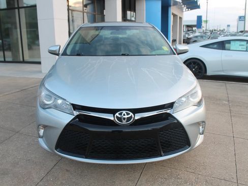 Used 2017 Toyota Camry SE w/ Moonroof Package FWD image 2