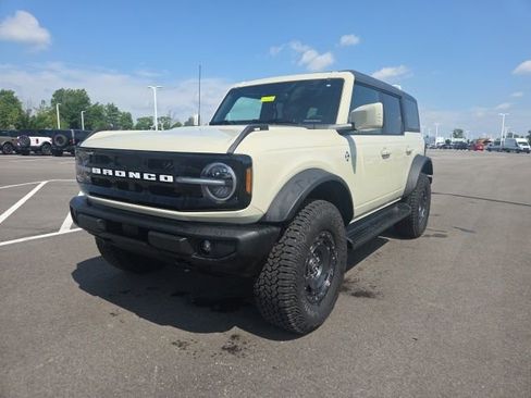 Used 2025 Ford Bronco Outer Banks w/ Sasquatch Package AWD/4WD image 2
