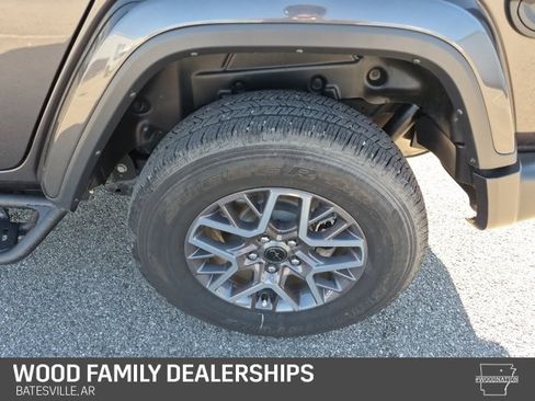 Used 2025 Jeep Wrangler Sahara image 10