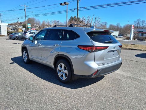 Used 2021 Toyota Highlander LE image 5