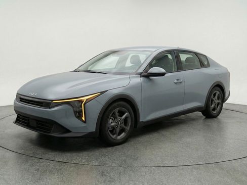 Used 2025 Kia K4 LXS FWD image 3