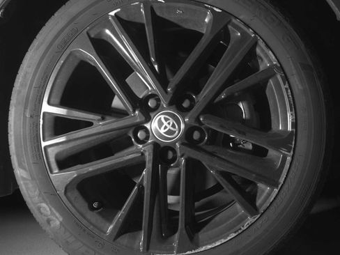 Used 2025 Toyota Camry SE image 13