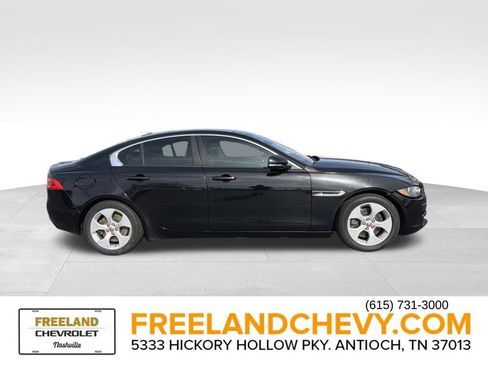 Used 2017 Jaguar XE image 2