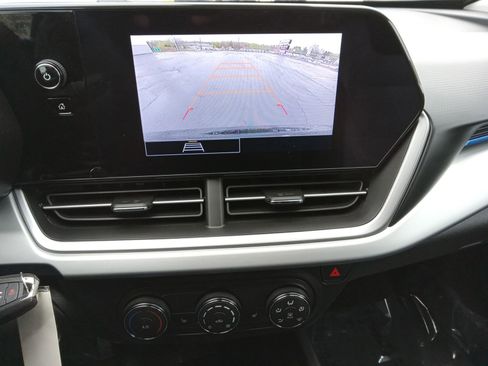 Used 2025 Chevrolet Trax LS w/ LS Convenience Package FWD image 16