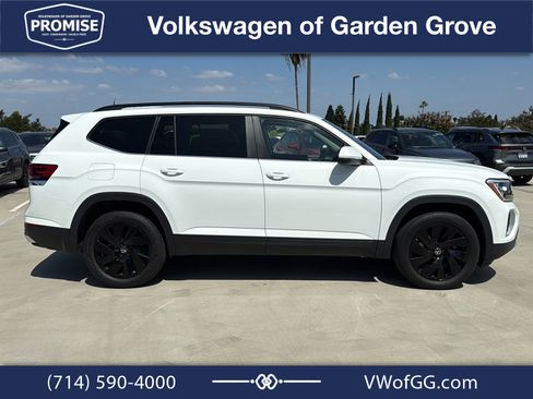 Used 2024 Volkswagen Atlas SE w/ Panoramic Sunroof Package FWD image 9