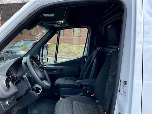Used 2025 Mercedes-Benz Sprinter 2500 image 8