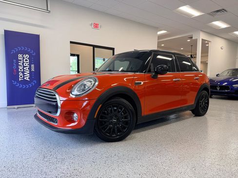 Used 2019 MINI Cooper 4-Door Hardtop image 2