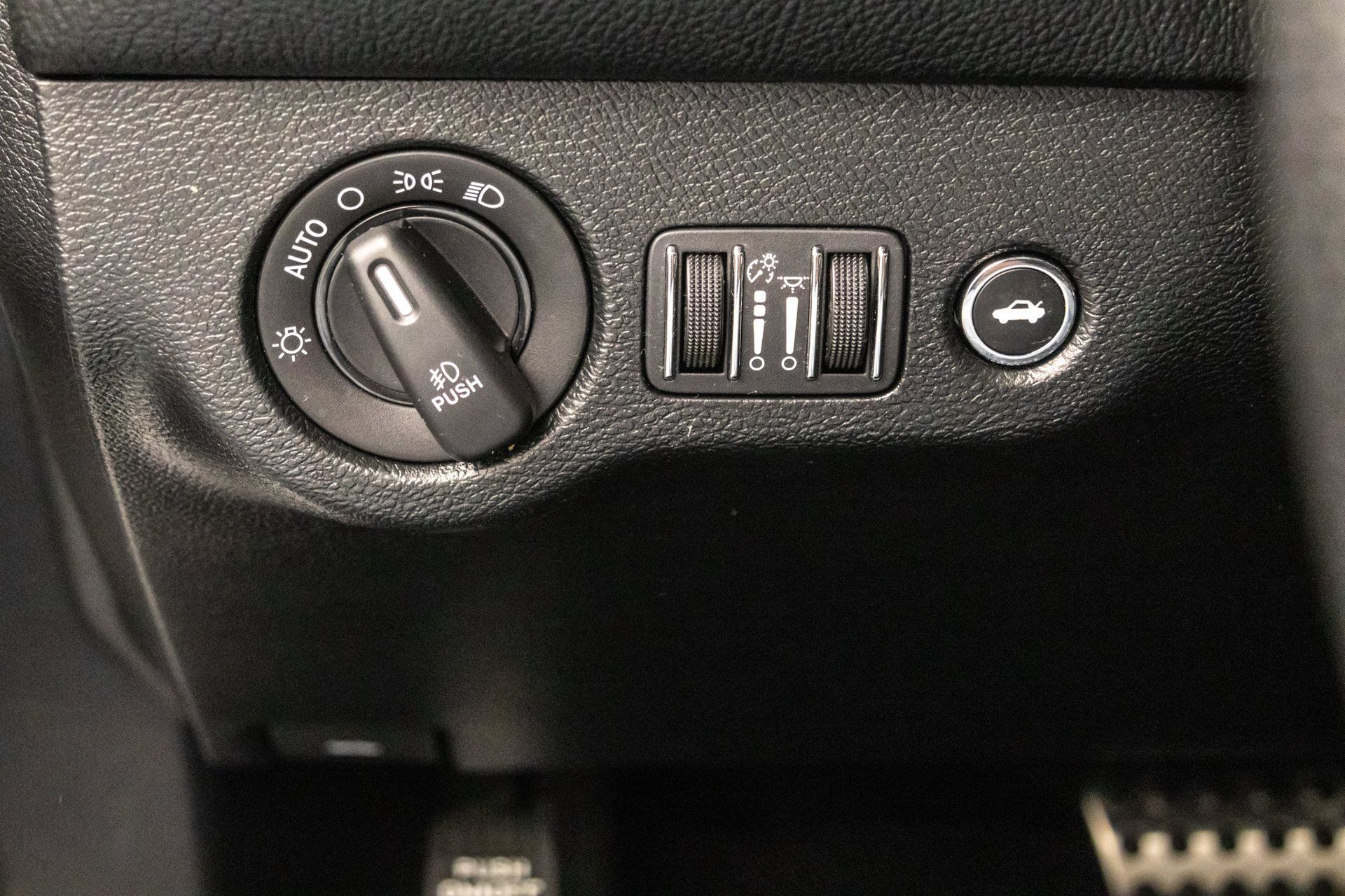 Used 2018 Dodge Challenger R/T Scat Pack w/ Leather Interior Group RWD image 18