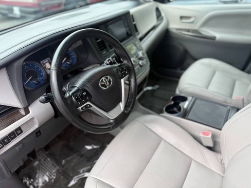 Used 2015 Toyota Sienna XLE w/ XLE Navigation Package FWD image 12