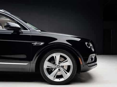 Used 2018 Bentley Bentayga AWD/4WD image 38