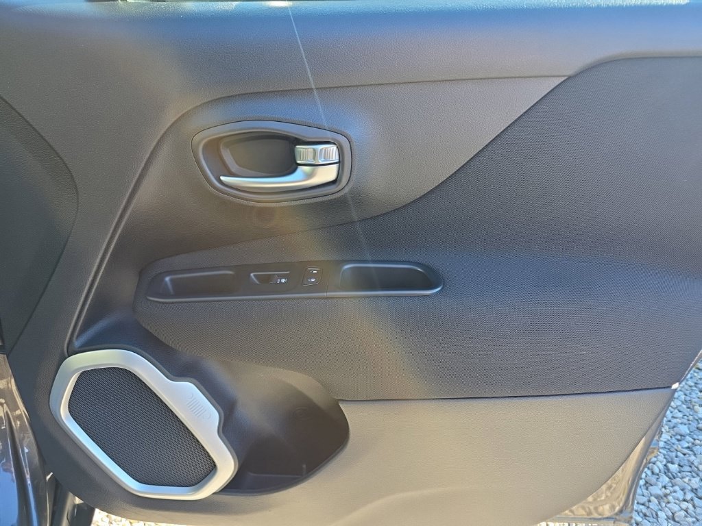 Used 2018 Jeep Renegade Latitude AWD/4WD image 20