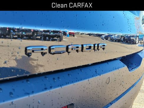 Certified 2023 GMC Acadia SLE image 6