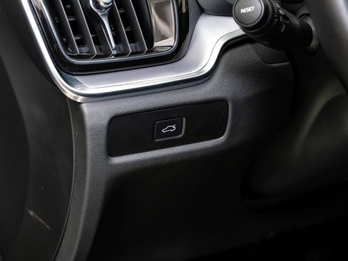 Used 2024 Volvo S60 B5 Core image 34