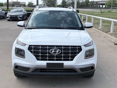 Used 2024 Hyundai Venue SEL image 2