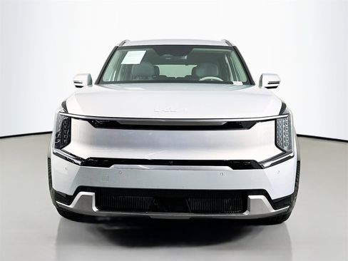 Used 2024 Kia EV9 Land image 2