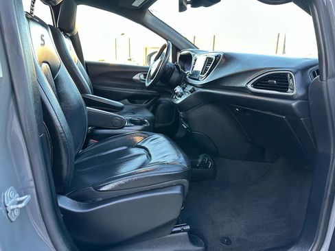 Used 2020 Chrysler Pacifica Touring-L w/ Advanced Safetytec Group image 26