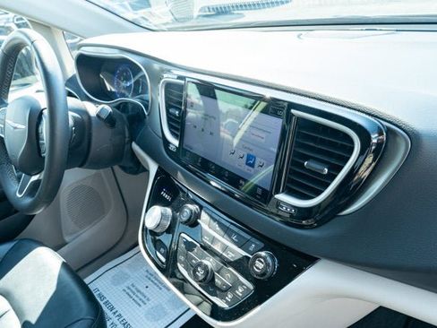 Certified 2024 Chrysler Pacifica Touring-L FWD image 40