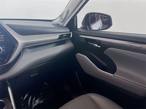 Used 2021 Toyota Highlander Limited image 17
