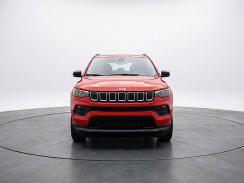 Used 2025 Jeep Compass Latitude AWD/4WD image 2