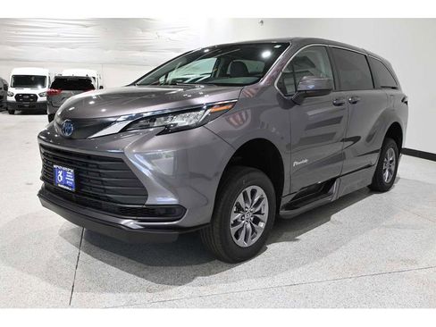 Used 2023 Toyota Sienna LE FWD image 10