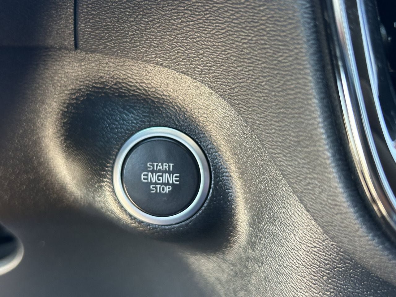 Used 2023 Volvo XC40 B4 Core FWD image 33