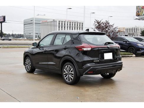 Used 2023 Nissan Kicks SV image 4