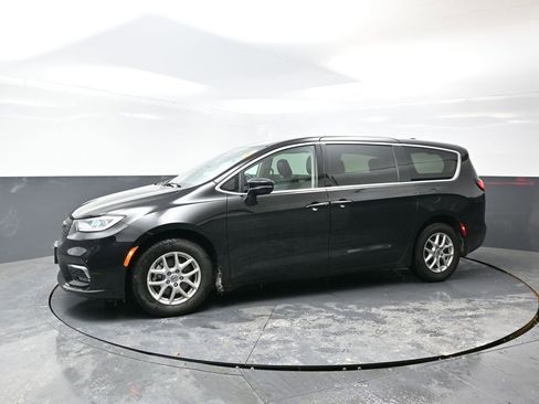 Used 2024 Chrysler Pacifica Touring-L image 10