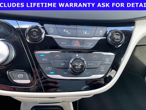Used 2022 Chrysler Pacifica Touring-L FWD image 26
