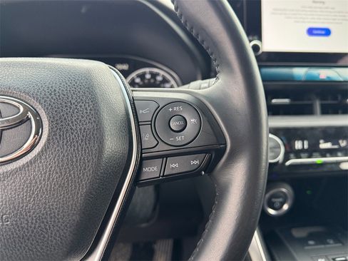 Used 2023 Toyota Venza LE image 16