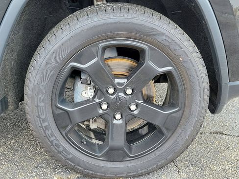 Used 2019 Jeep Grand Cherokee Laredo AWD/4WD image 27