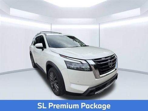 Used 2024 Nissan Pathfinder SL w/ SL Premium Package FWD image 3