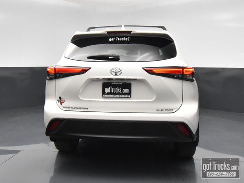 Used 2021 Toyota Highlander XLE AWD/4WD image 6