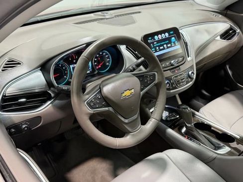 Used 2018 Chevrolet Malibu Premier w/ Premier Sun and Wheel Package FWD image 13