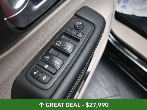 Used 2024 Chrysler Pacifica Select image 31