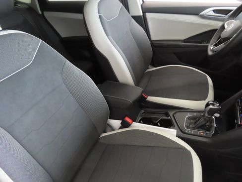 New 2026 Volkswagen Taos SE FWD image 24