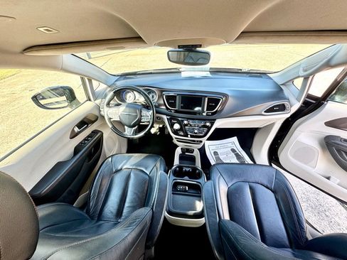 Used 2019 Chrysler Pacifica Touring-L FWD image 9
