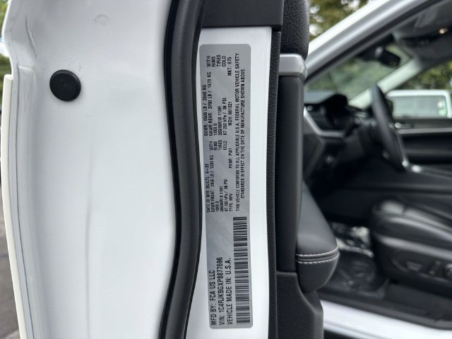 Used 2023 Jeep Grand Cherokee L Limited AWD/4WD image 40