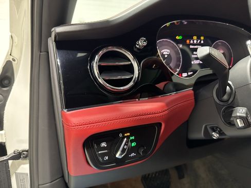 Used 2023 Bentley Bentayga image 18