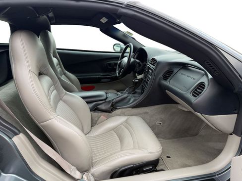 Used 2004 Chevrolet Corvette Coupe w/ Preferred Equipment Group RWD image 18