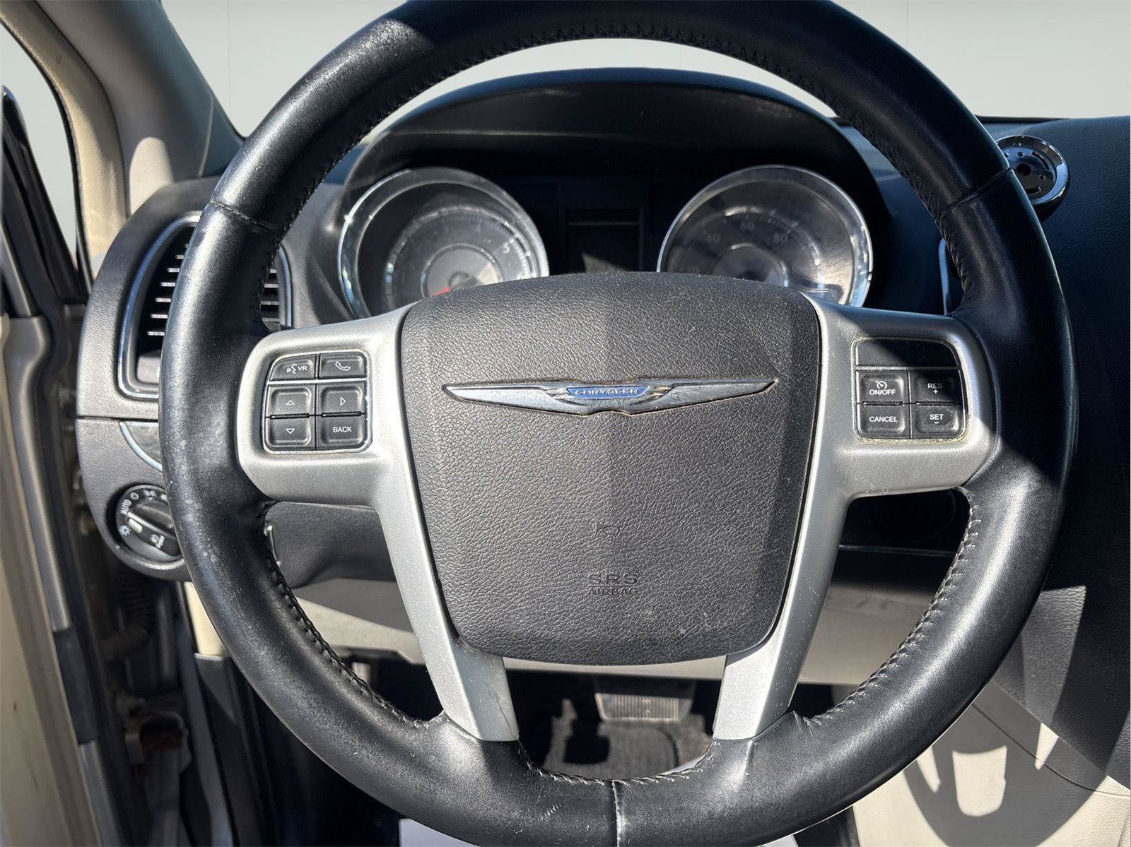Used 2015 Chrysler Town & Country Touring FWD image 17