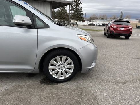 Used 2017 Toyota Sienna Limited image 22