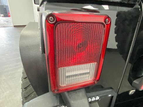 Used 2016 Jeep Wrangler Unlimited Rubicon w/ Connectivity Group AWD/4WD image 13